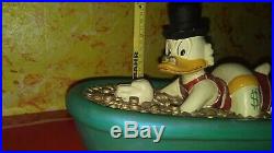 Dagobert Duck Figur Scrooge schwimmen in Geld Länge 34cm Walt Disney